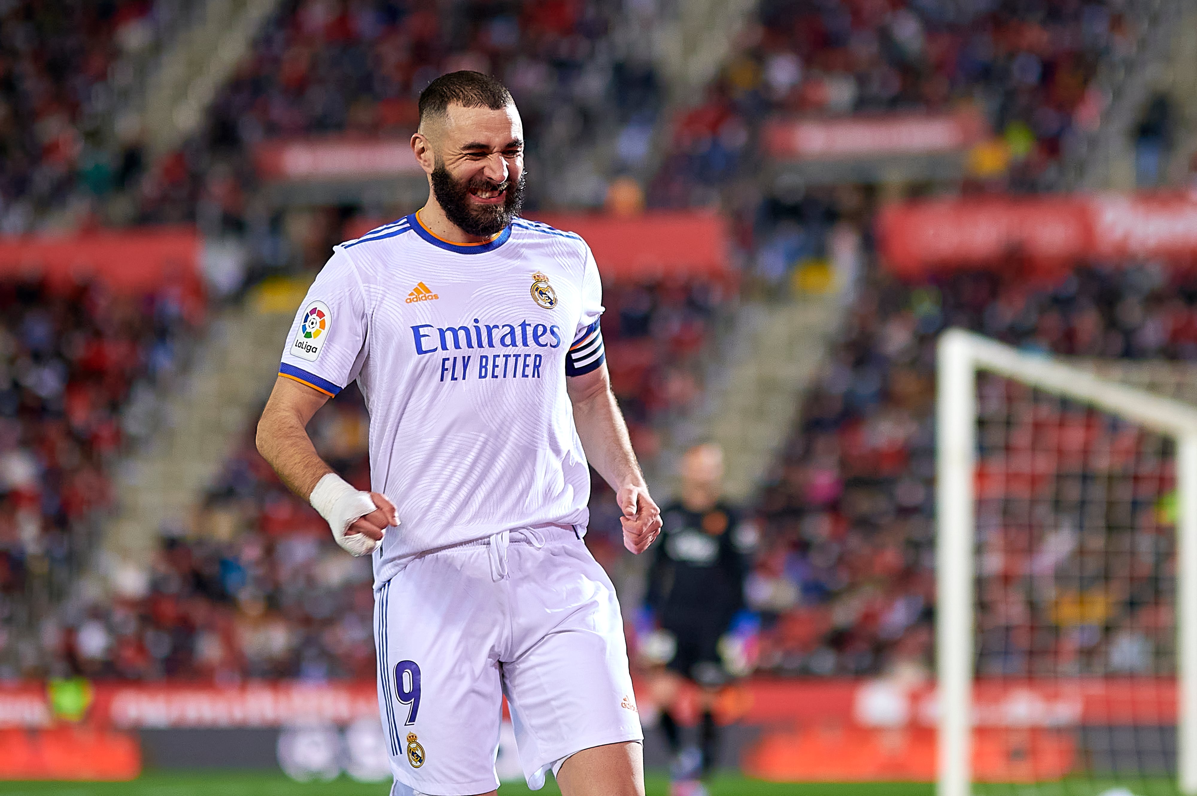 Benzema se duele, en el Mallorca - Real Madrid