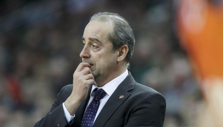 El entrenador de Valencia Basket, Txus Vidorreta, reacciona hoy, jueves 18 de enero de 2018, durante un partido de baloncesto de la Euroliga disputado entre Zalgiris Kaunas y Valencia Basket en Kaunas (Lituania).