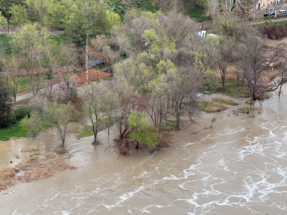 Umbral rojo en uno de los medidores de aforo del río Tajo, en las inmediaciones de Toledo