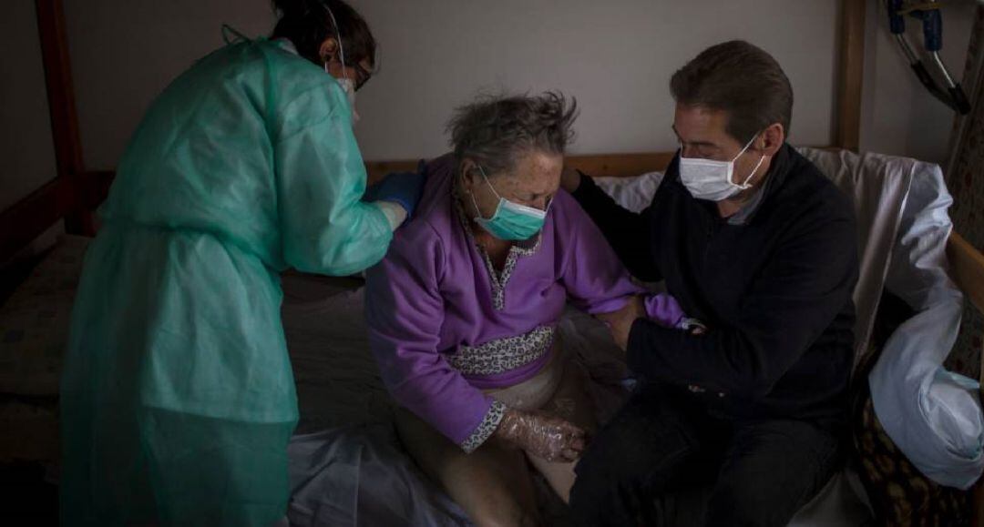 Anciana siendo atendida