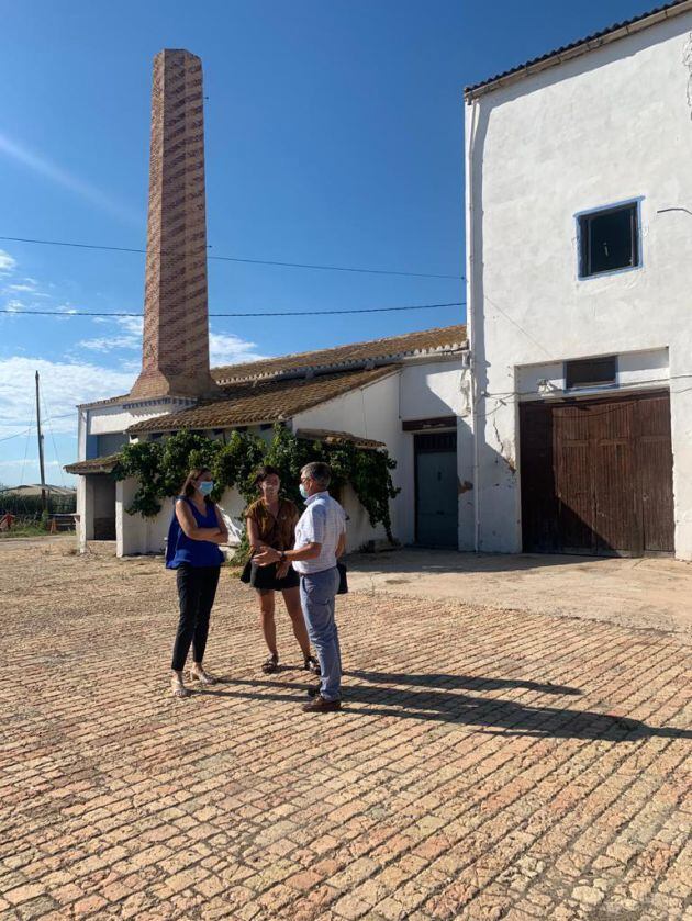 Las concejalas Elisa Valía y Lucía Beamud en la Trilladora del Tocaio en El Palmar