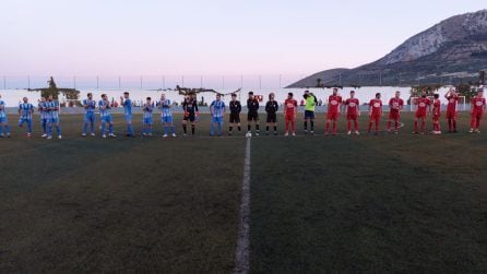 Los dos equipos y el trío arbitral, en el saludo inicial