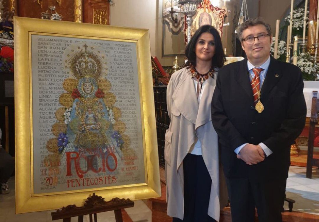 Nuria Barrera, junto a su obra y el presidente de la Hermandad Matriz de Almonte, Juan Ignacio Reales