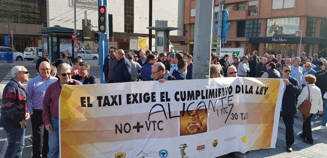 Taxistas alicantinos se han concentrado ante la dirección territorial de Transportes para exigir a la Generalitat un impulso del borrador sobre las VTC's.
