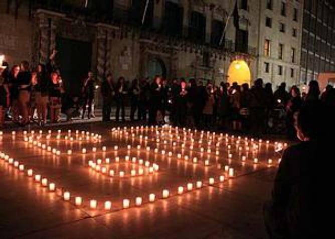 Ciudadanos de Alicante participan en la &quot;Hora del Planeta&quot; encendiendo velas