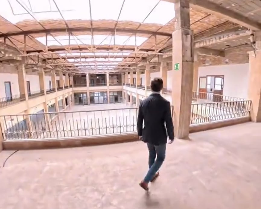 Juanma Badenas en el interior del edificio de Hacienda