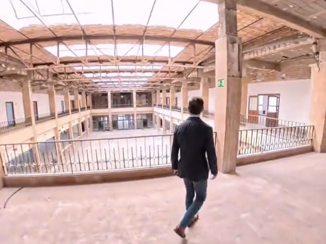 Juanma Badenas en el interior del edificio de Hacienda