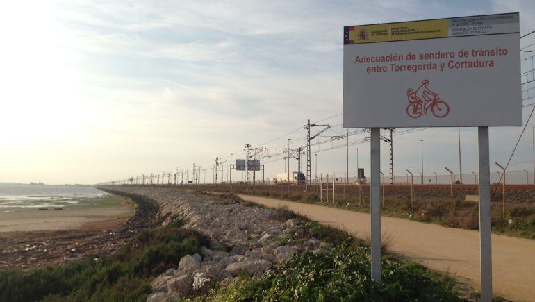 Imagen del carril que une Cádiz con San Fernando, en su entrada por Cortadura