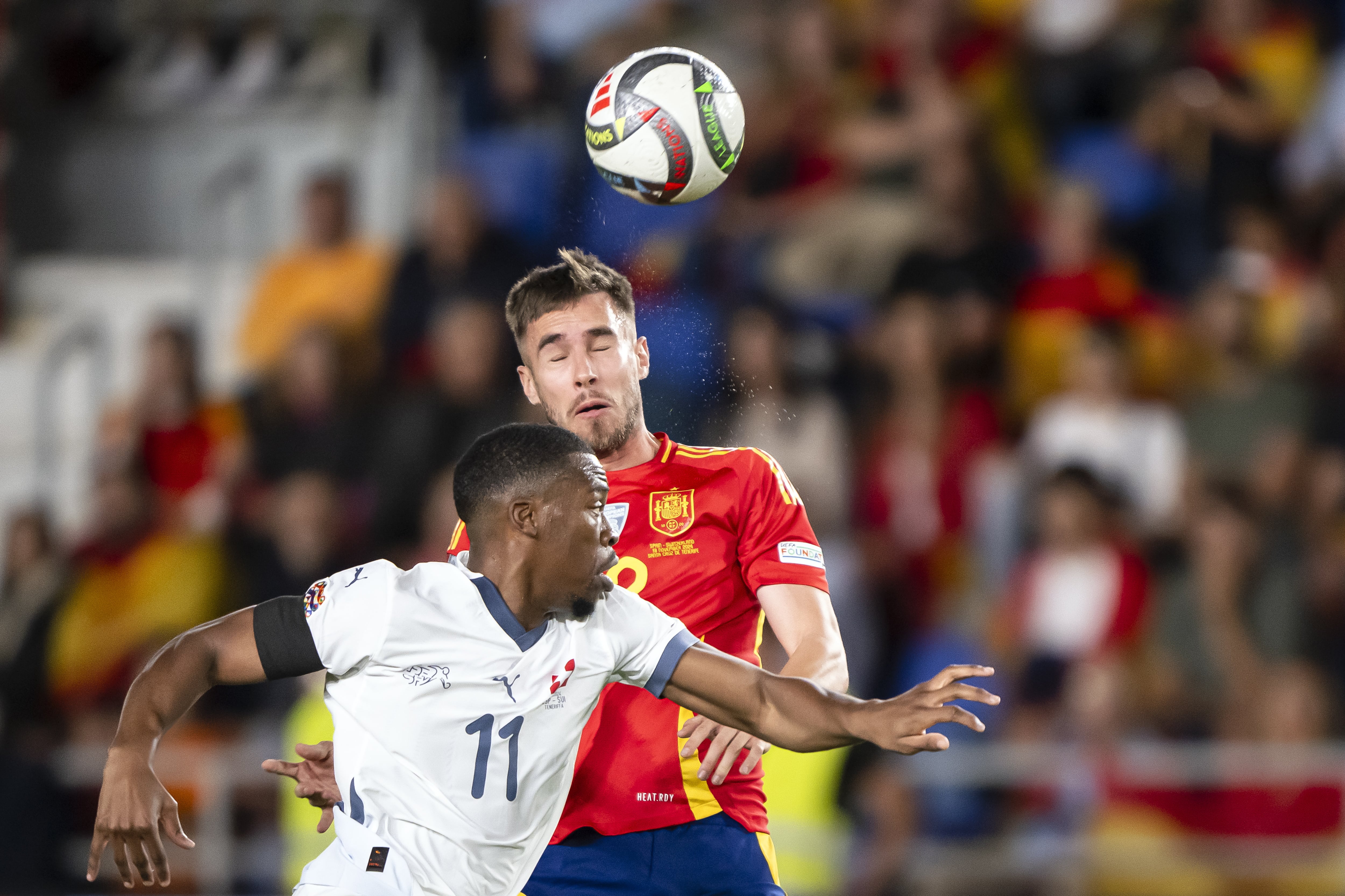 Santa Cruz (Spain), 18/11/2024.- Switzerland&#039;s Derek Kutesa, left, fights for the ball with Spain&#039;s Oscar Mingueza, right, during the UEFA Nations League soccer match between Spain and Switzerland in Santa Cruz de Tenerife, Spain, 18 November 2024. (España, Suiza) EFE/EPA/LAURENT GILLIERON
