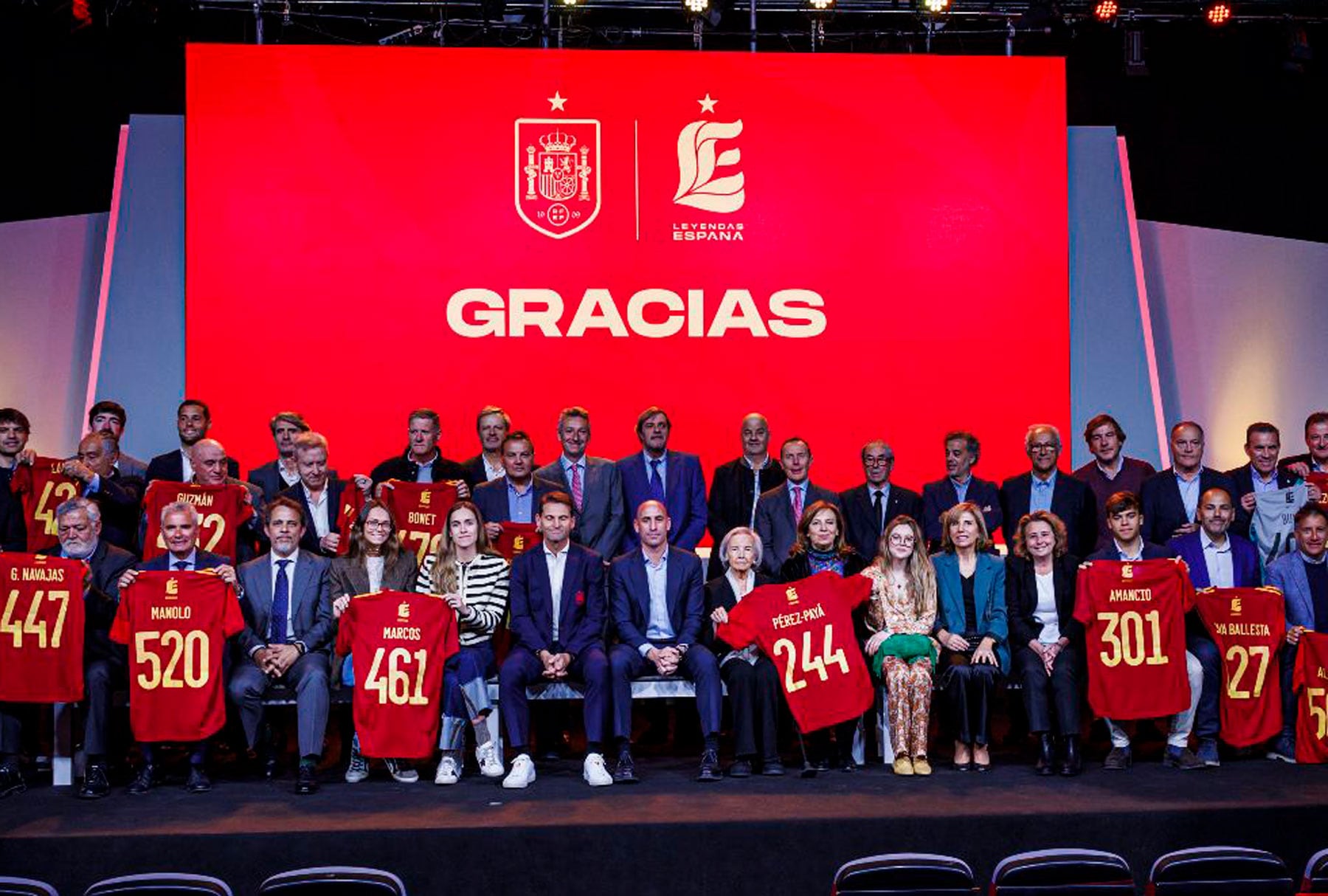 Parte de los jugadores reconocidos en el escenario del salón Luis Aragonés de la Federación en Las Rozas, con la camiseta de José Luis Pérez-Payá en el centro