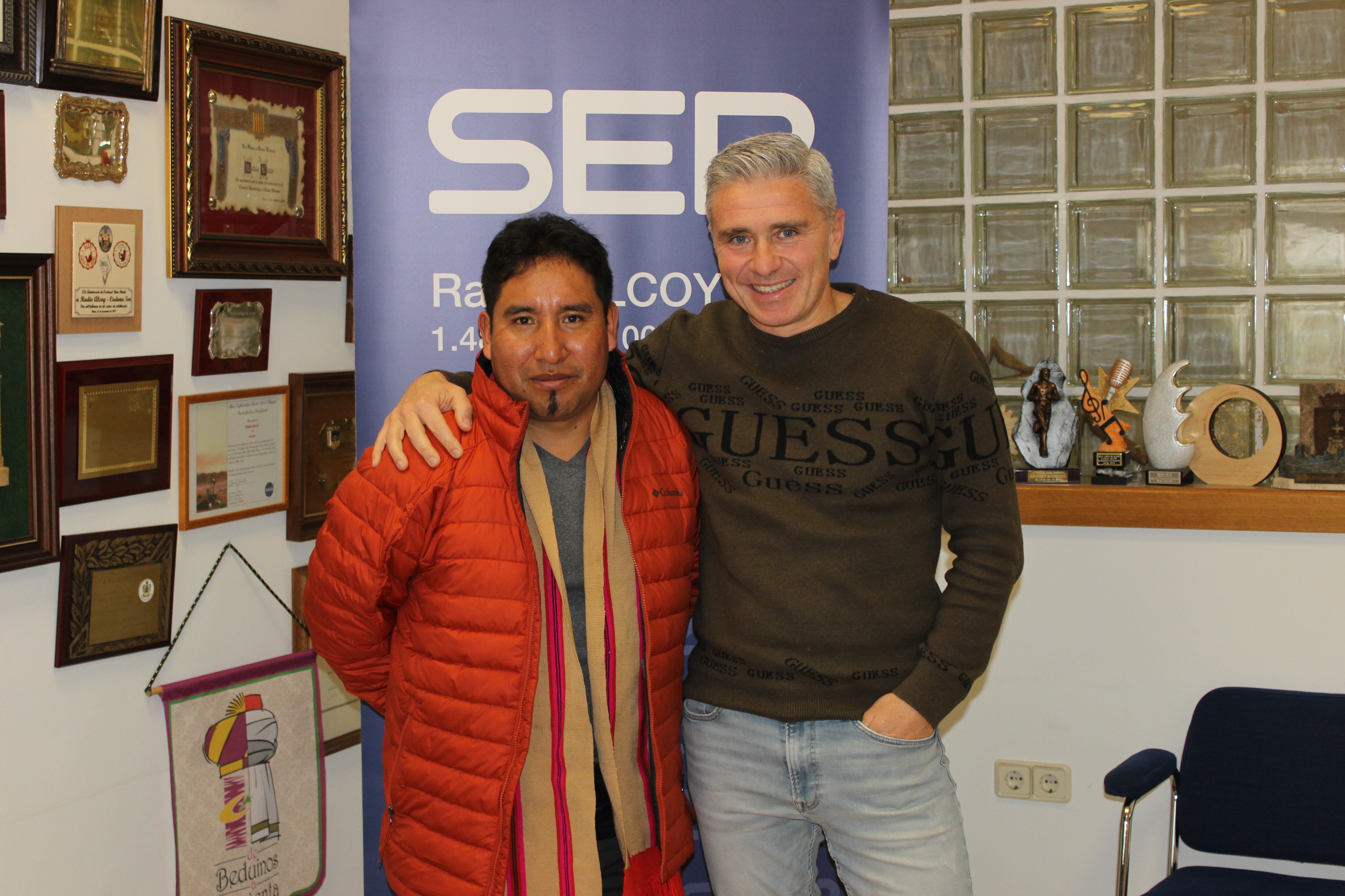 El chamán Nicolás Paucar junto a Juanan Reig en Radio Alcoy