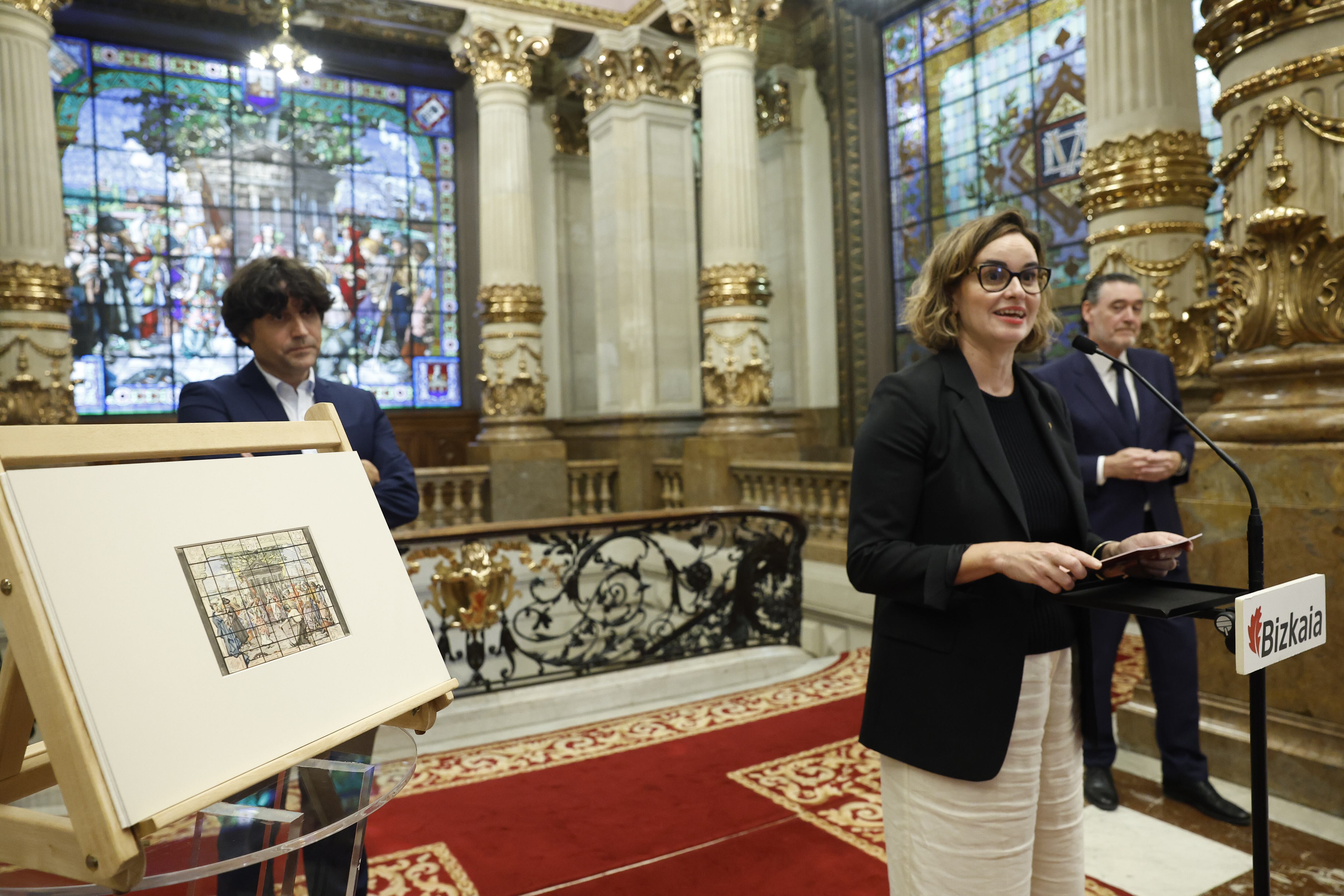 BILBAO, 21/07/2025.- La diputada general de Bizkaia, Elixabete Etxanobe (c), y el director del Museo de Bellas Artes de Bilbao, Miguel Zugaza (d), han presentado este lunes el boceto de Anselmo Guinea de la vidriera del Palacio Foral de Bizkaia donado por Iñaki Urricelqui (i). EFE/ Miguel Toña