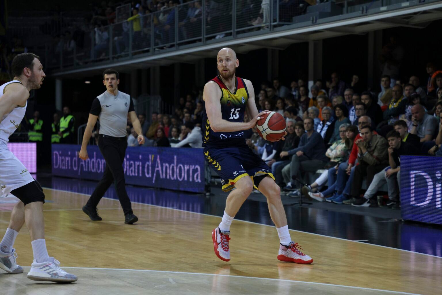 Un moment del partit entre el MoraBanc Andorra i el Juaristi de dissabte a la Bombonera.