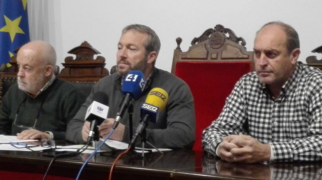 Emilio Díez, Lluís Camps y Florencio Conde presentaron las cuentas municipales de Es Castell para 2019.