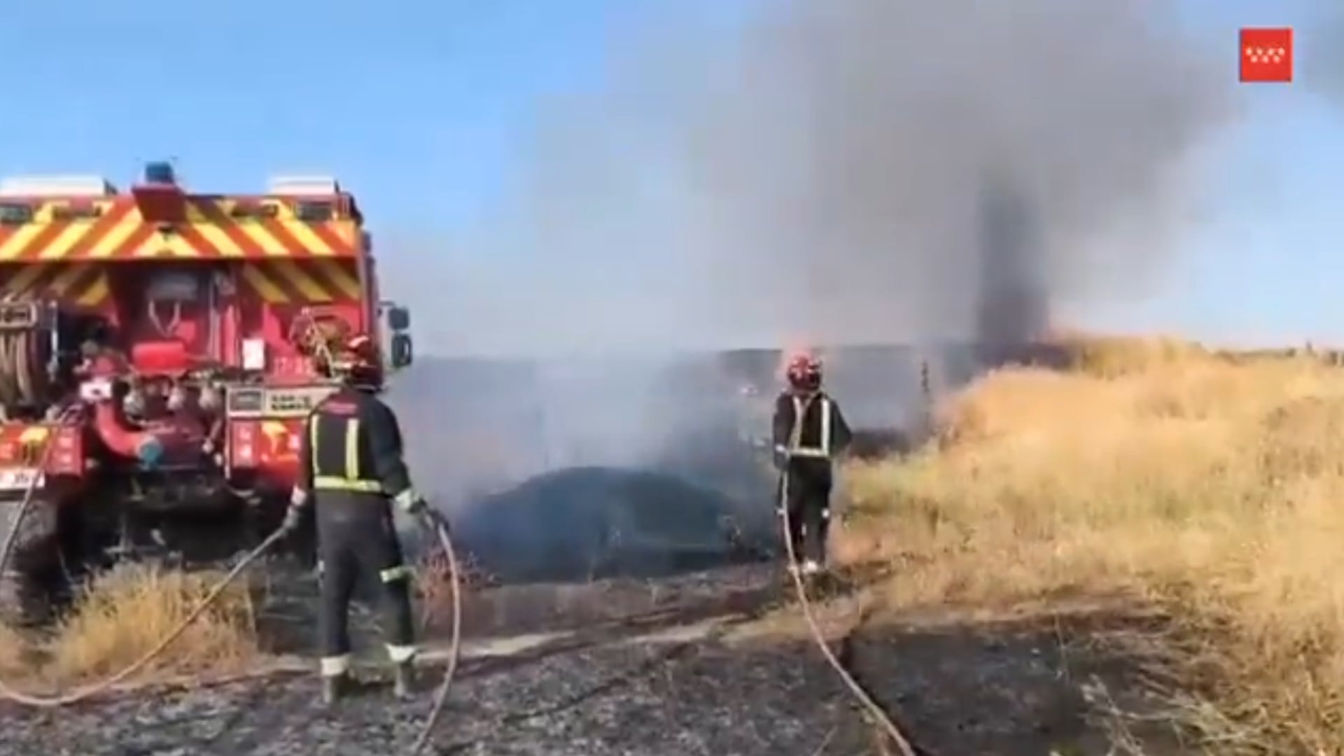 Bomberos de la Comunidad de Madrid actuando al principio del incendio