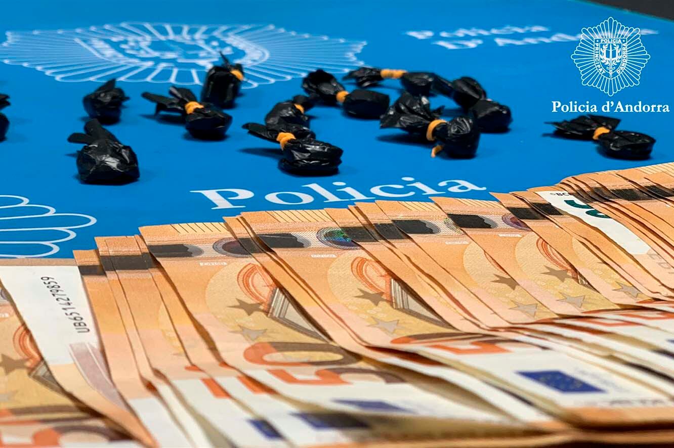 Droga i diners decomisats en la detenció d'un presumpte traficant de Cocaïna a Santa Coloma.