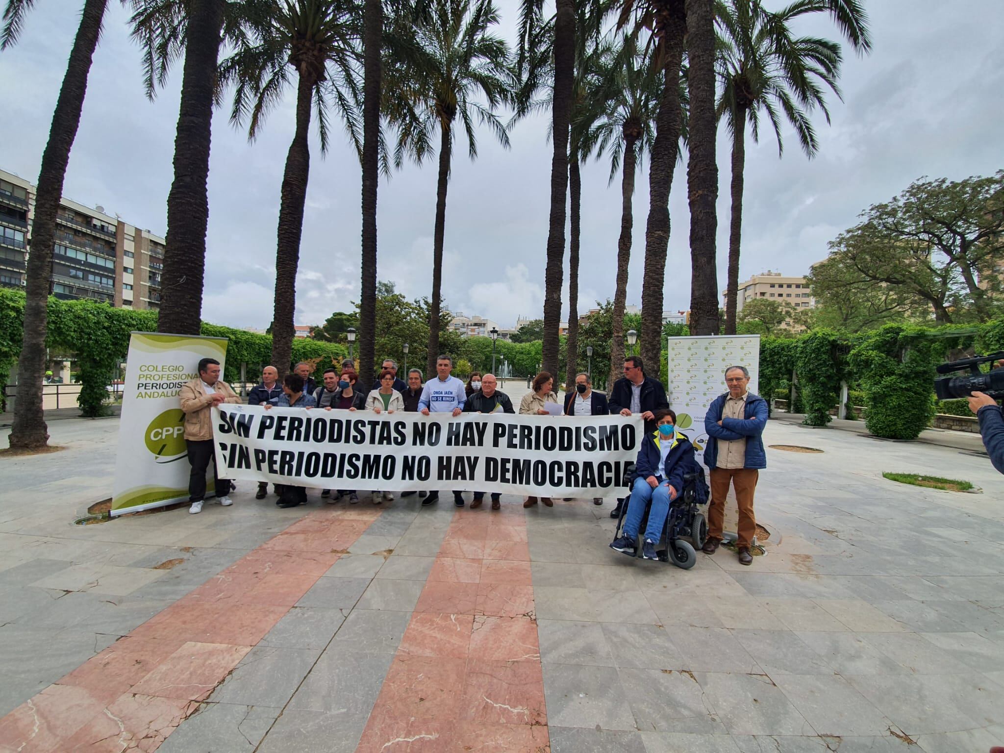 Concentración de periodistas de Jaén en el Parque de la Concordia de Jaén capital