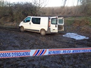 La furgoneta, abandonada pels autors del crim.