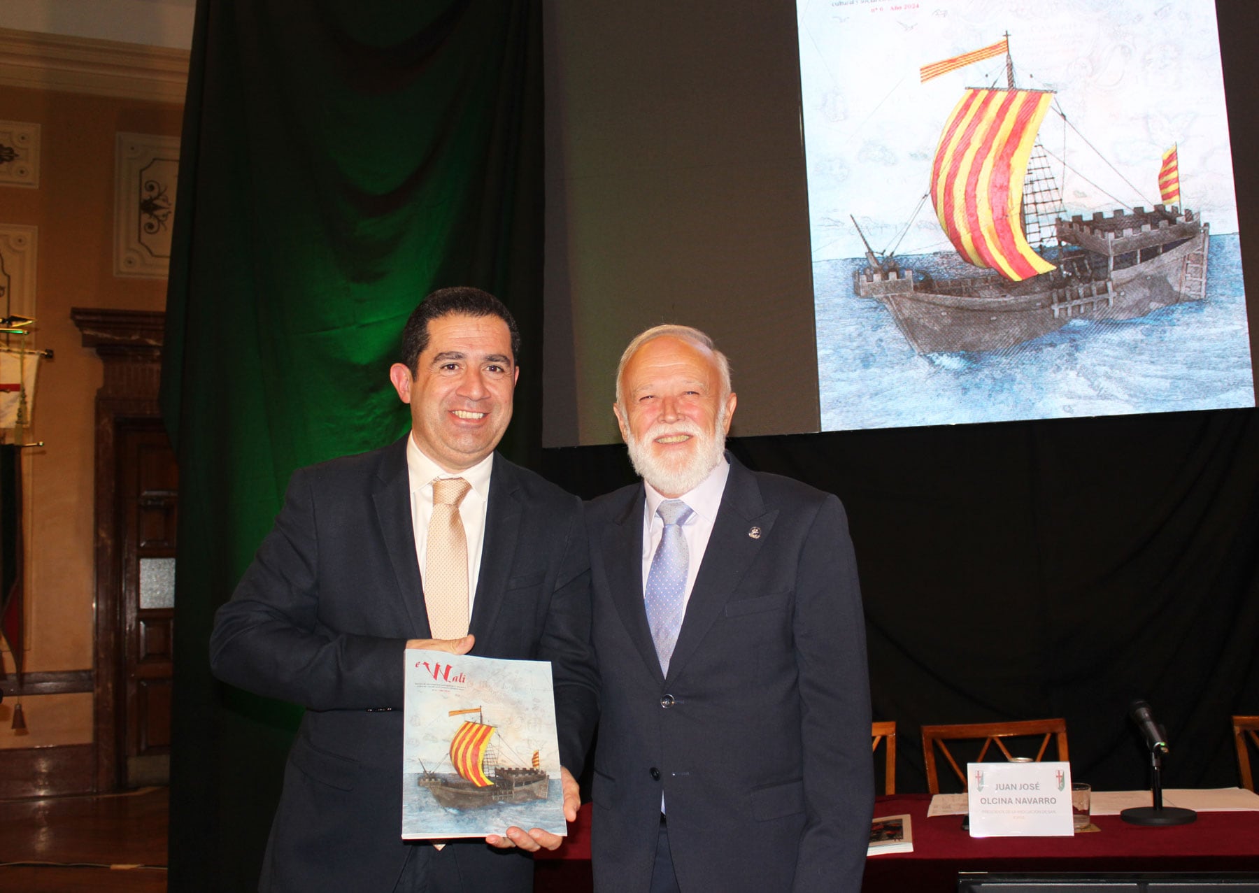 Toni Francés sujeta el primer ejemplar de la revista científica eWali entregada por Juan José Olcina