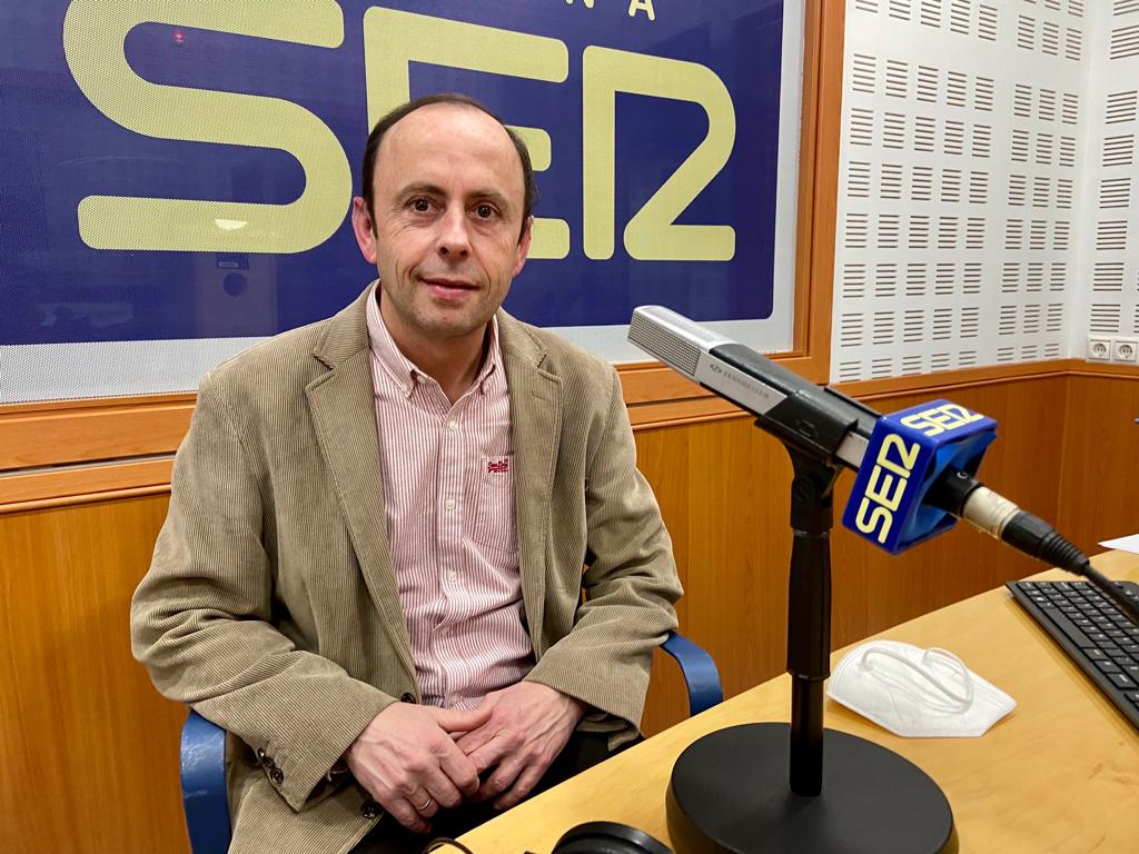 El catedrático de hidráulica y riegos de la Universidad de Córdoba, Emilio Camacho, en los estudios de Radio Córdoba - Cadena SER