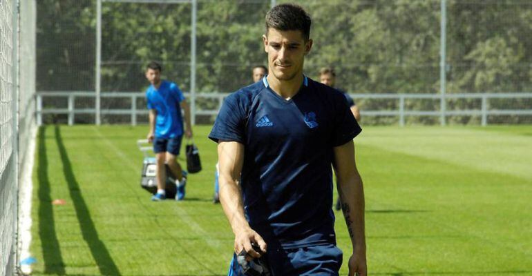 Yuri Berchiche se retira tras un entrenamiento con la Real en Zubieta