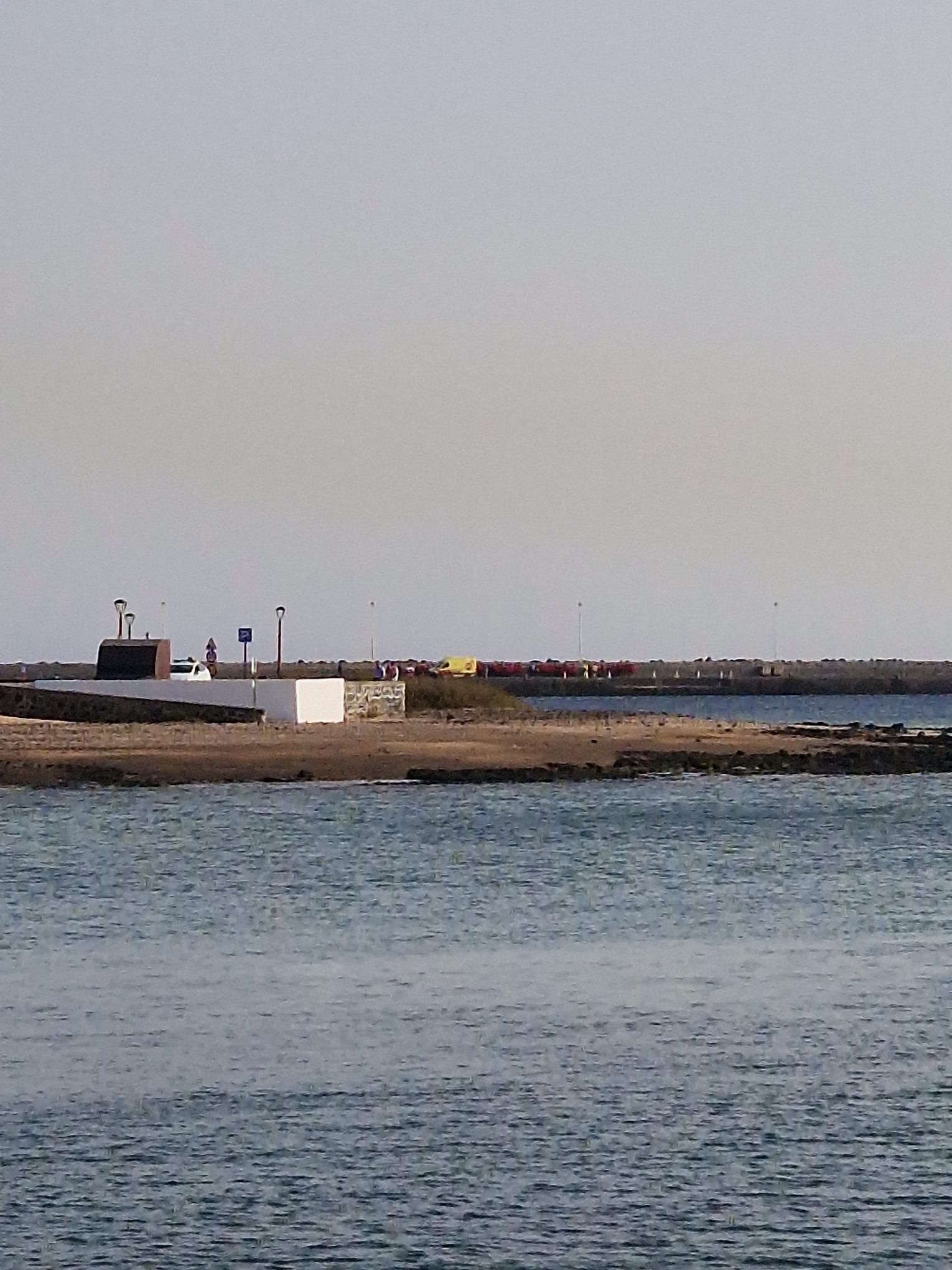 Imagen de archivo de una patera remolcada hasta el antiguo muelle comercial de Arrecife.