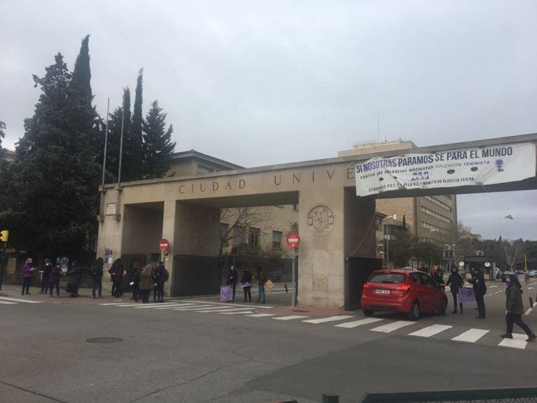 La entrada al Campus San Francisco de la Universidad de Zaragoza en la mañana del 8 de marzo