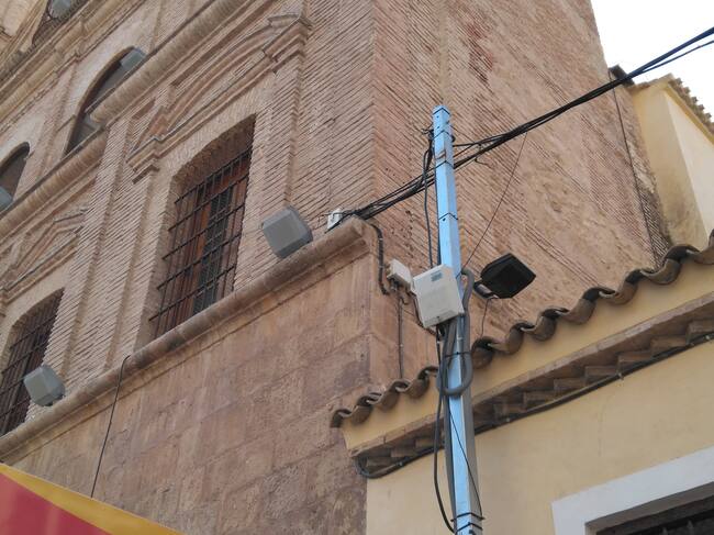 Cables en la fachada de la iglesia de Santo Domingo de Murcia