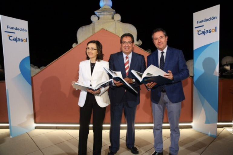 La consejera de Cultura, Rosa Aguilar, junto al presidente de la Fundación Cajasol, Antonio Pulido y el alcalde de Sevilla, Juan Espadas