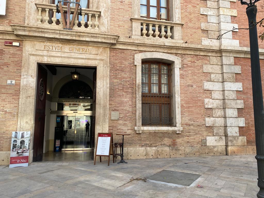 Fachada del edificio histórico de la UV en la plaza del Patriarca de València