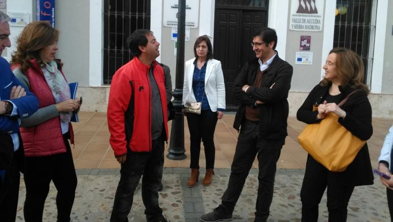 José Manuel Caballero (centro), con David Oliver, presidente de Aseturva, y Jacinta Monroy, vicepresidenta de la Diputación