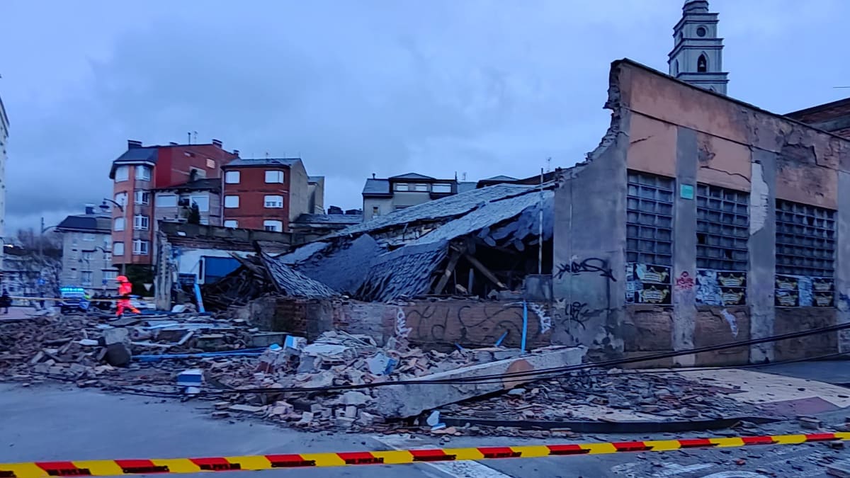 El derrumbe de un garaje frente a la iglesia de San Ignacio provoca daños en seis vehículos