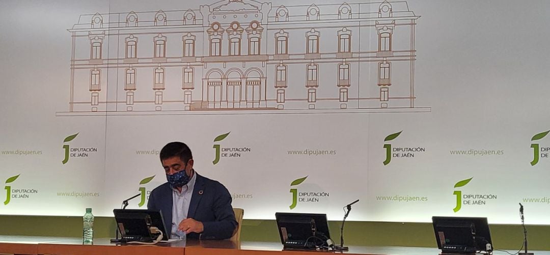 Francisco Reyes en el Aula de Cultura del Palacio Provincial.