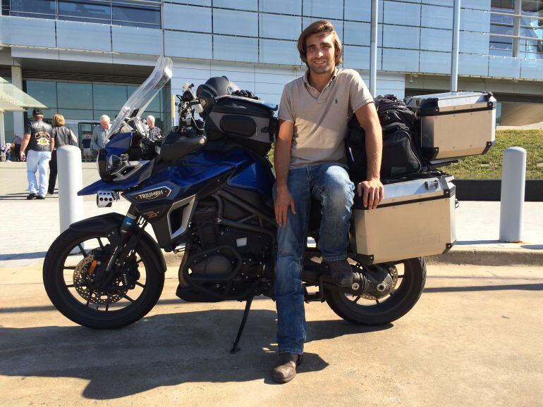 Zack Weisz, junto a la moto con la que recorre el país, frente a la Biblioteca William J. Clinton, en Little Rock (Arkansas)