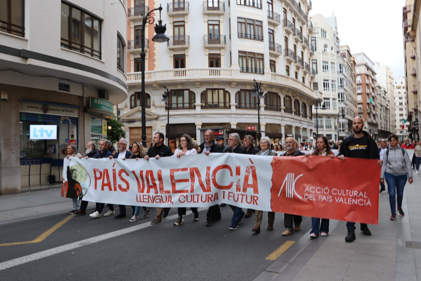 Manifestación convocada por Acció Cultural del País Valencià (ACPV) este sábado en València con motivo del 25 d&#039;Abril.