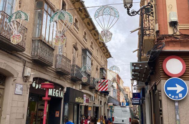 Imagen del montaje de los adornos de la Calle Escuelas, días atrás en Valdepeñas (Ciudad Real)