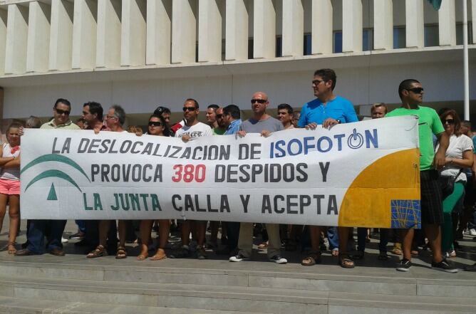 Protestan por la situación laboral de los empleados despedidos y de aquellos que aún continúan en la empresa de placas solares.