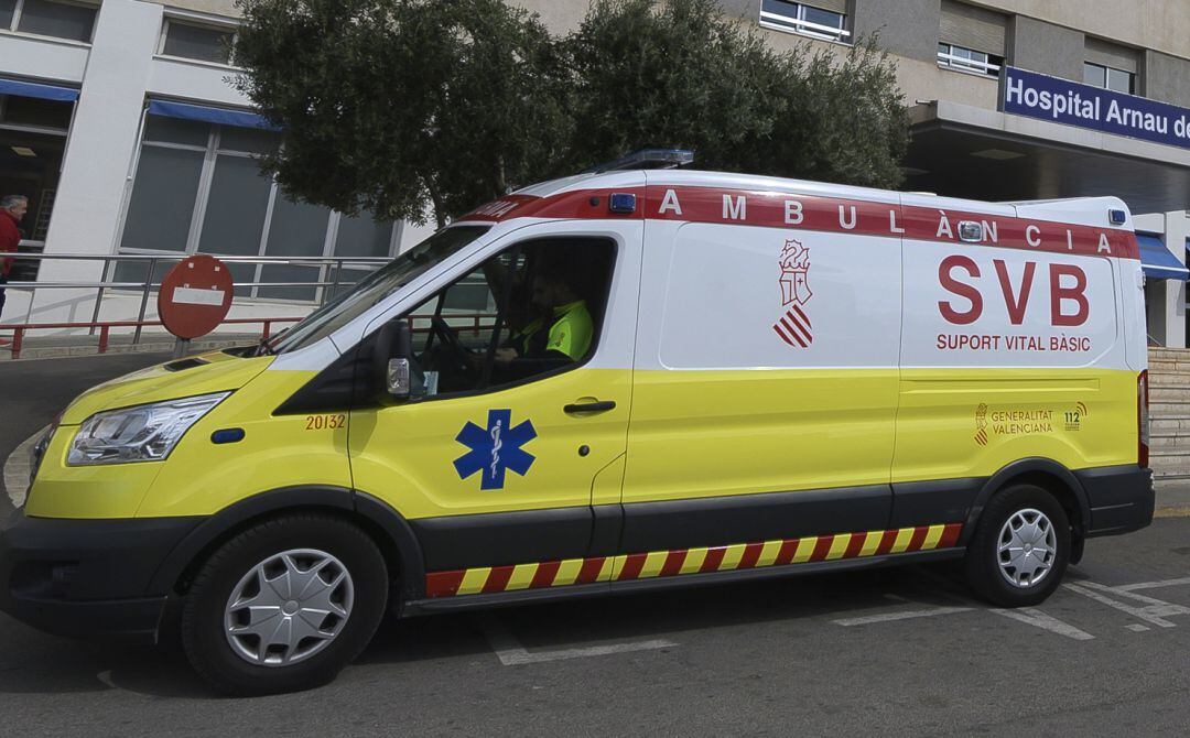 Ambulancia en el hospital Arnau de Vilanova de València. 