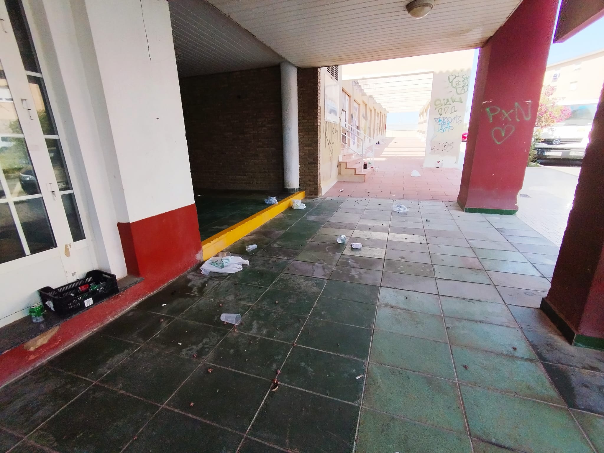 Restos de otro de los botellones en Cabo de Palos