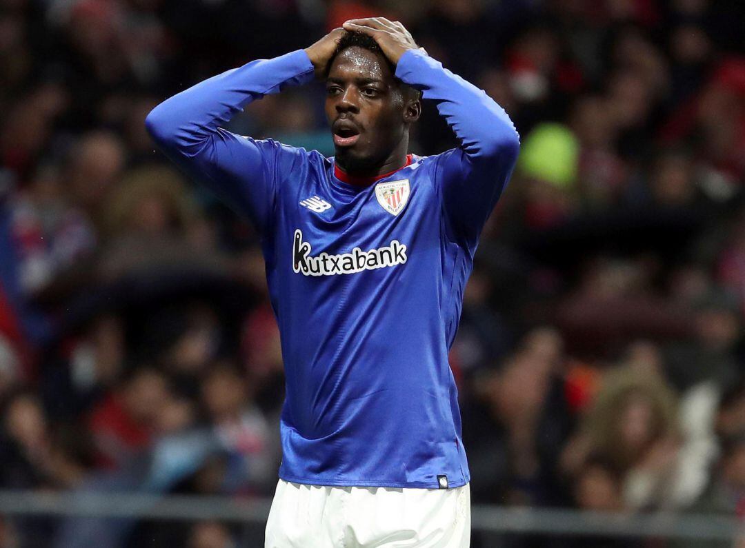 El delantero del Athletic, Iñaki Williams, se lamenta de una ocasión fallada durante el encuentro correspondiente a la jornada 12 de primera división que han disputado frente al Atlético de Madrid en el estadio Wanda Metropolitano, en Madrid