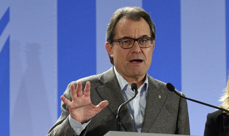 President of Catalonia's regional government Artur Mas (L), flanked by his vice-president Joana Ortega (R), comments the final figures of the participation on November 9, 2014, in Barcelona after a symbolic vote on independence for Catalonia from Spain. One of Spain's biggest and richest regions, Catalonia defied Madrid today and proceeded with a symbolic vote on whether it should break away as an independent state. Two million Catalans turned out on November 9, to vote on independence from Spain. AFP PHOTO/LLUIS GENE