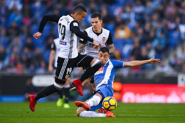 Rodrigo Moreno y Santi Mina disputan un balón con David López.
