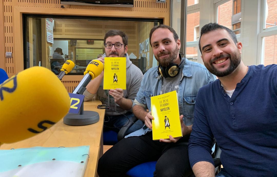 Isaac Alcántara, David Omar Sáez y Juan Jesús Botí (Ad Absurdum) en los estudios de Radio Murcia para presentar en Hoy por hoy su último libro.