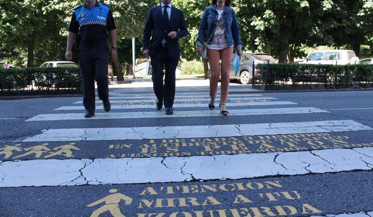 Peatones cruzan un paso habilitado para ellos.