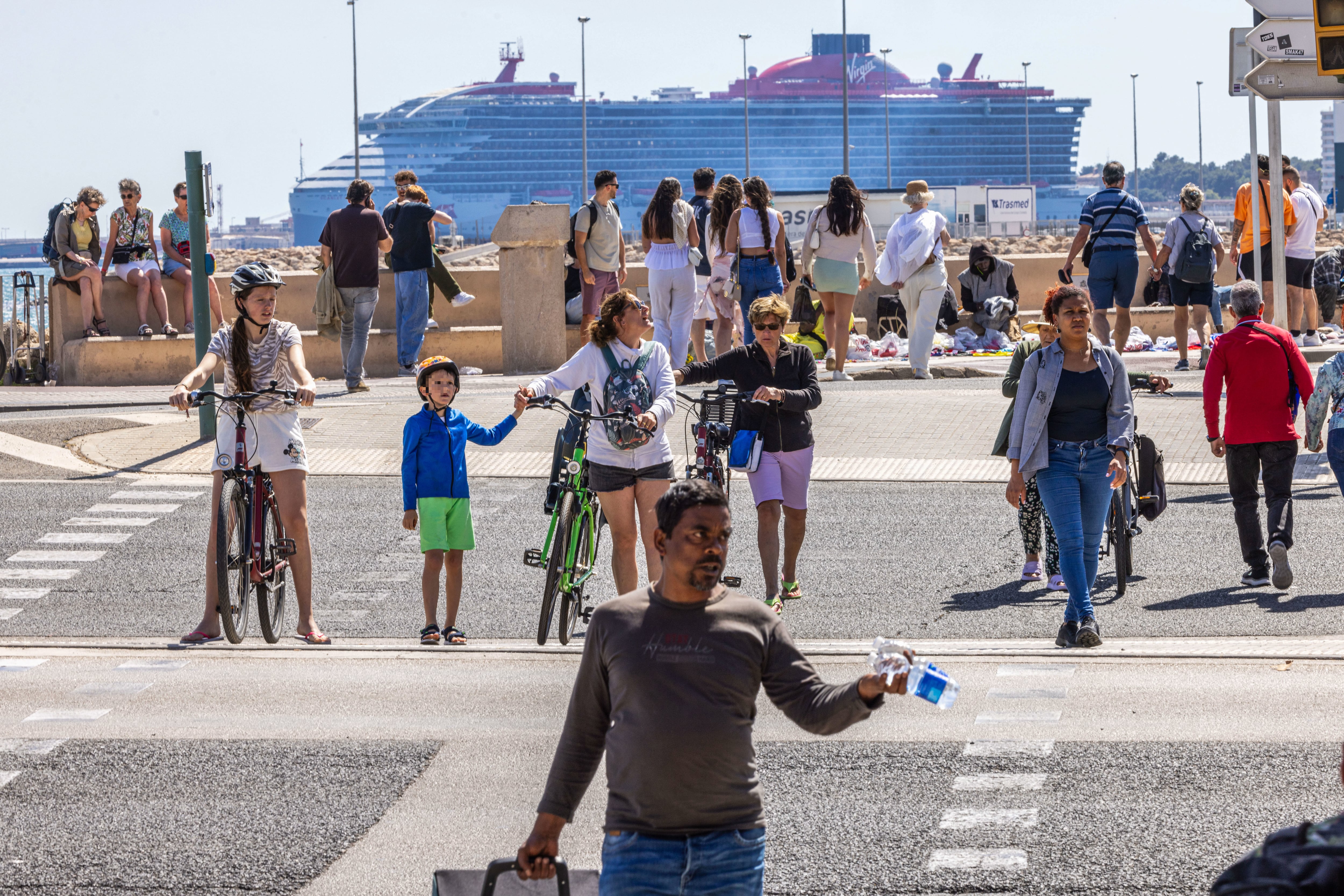 PALMA DE MALLORCA, 16/05/2024.- Varias personas pasean por el Paseo Marítimo de Palma. EFE/ Cati Cladera