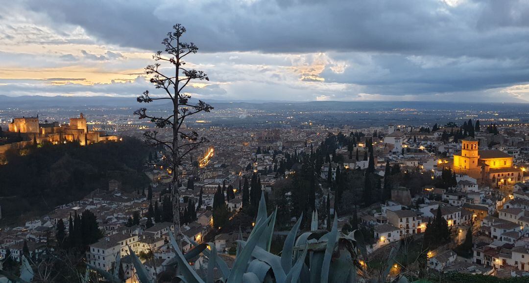 Vista del Albaicín, la Alhambra y el resto de la ciudad de Granada desde una zona cercana al mirador de San Miguel Alto