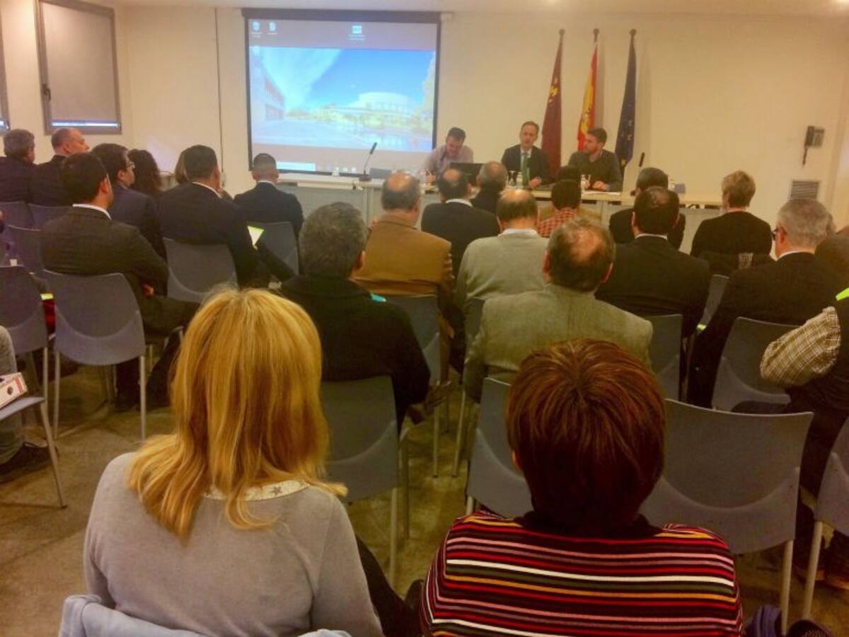 Javier Celdrán califica de éxito la extracción de lodos de la "araña finlandesa" en el Mar Menor