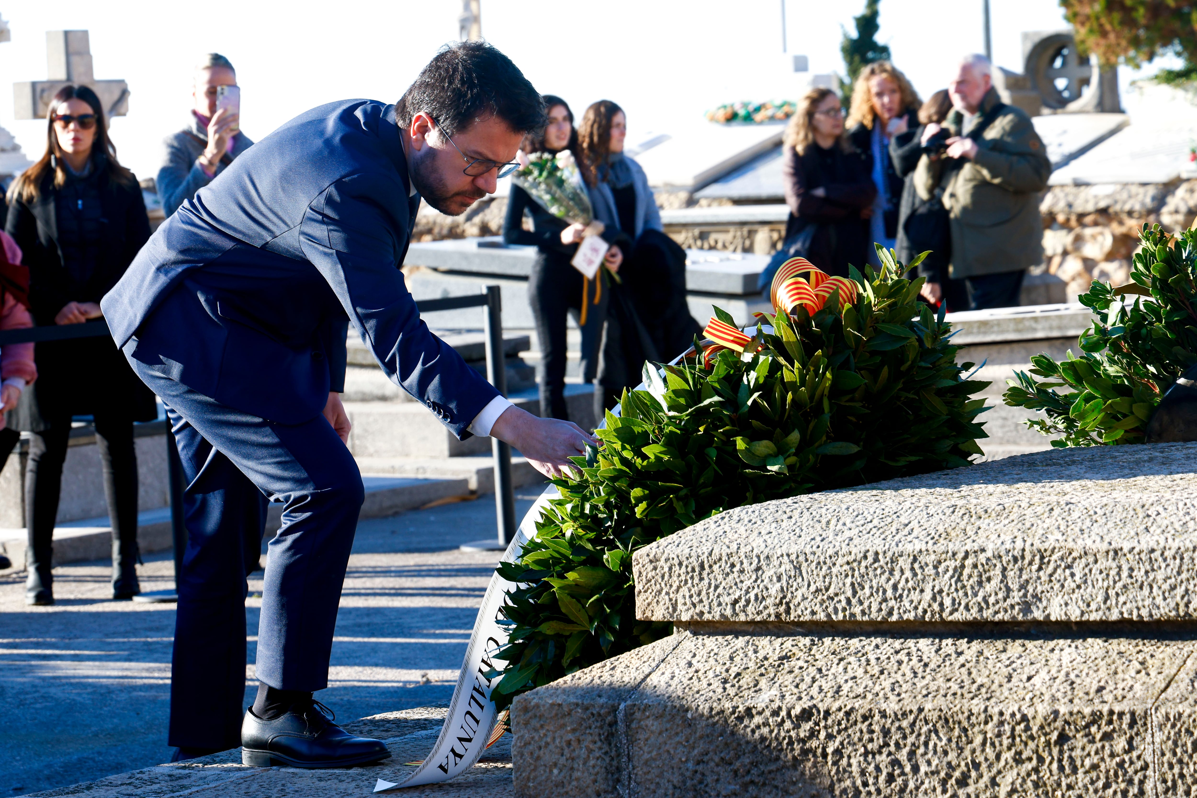 El presidente de la Generalitat, Pere Aragonès, encabeza la ofrenda floral del Govern a la tumba del expresidente catalán Francesc Macià, con motivo del 90 aniversario de su fallecimiento.