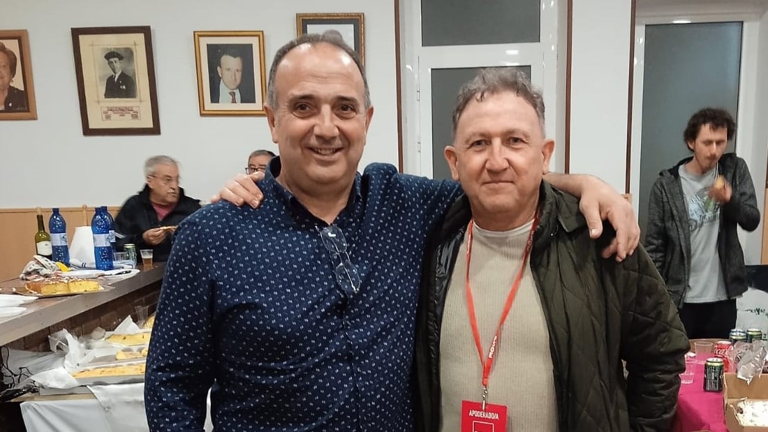 Loren Amat junto al ex secretario general del PSOE de Monóvar, Paco Picó