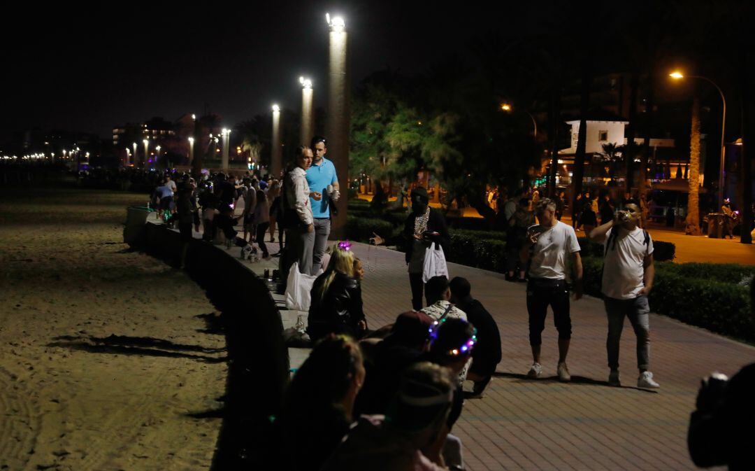 Gente en el paseo del Arenal de Palma.
